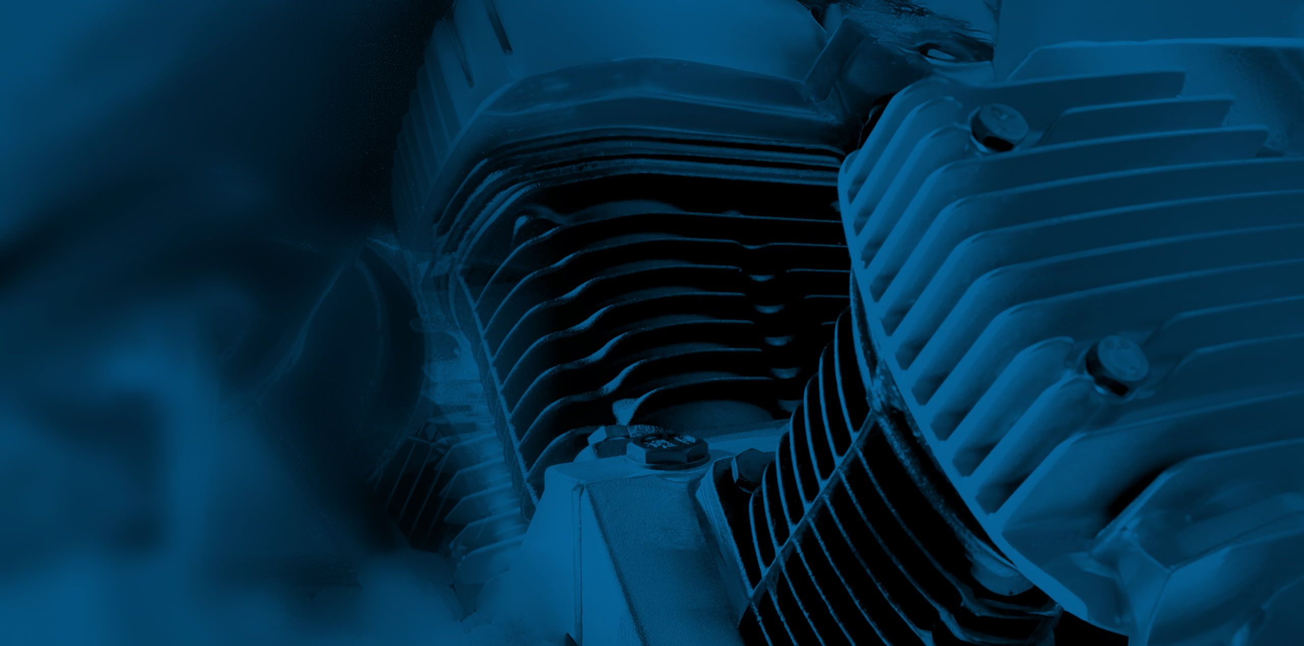 Abstrakte Darstellung von Kühlrippen eines Motors oder Kompressors in tiefblauem Monochrom-Stil.